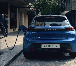 Les ventes de Peugeot e-208 seront plus élevées que prévu, d'après le directeur de la marque